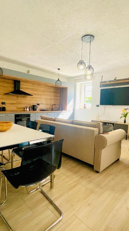 Modern Apartment With Fireplace & Stylish Kitchen Kanfanar Bagian luar foto