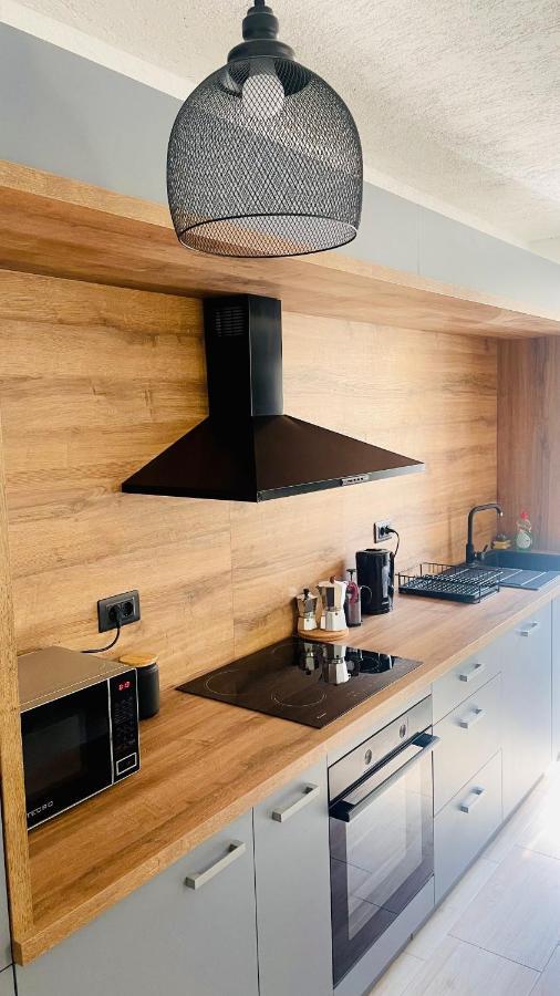 Modern Apartment With Fireplace & Stylish Kitchen Kanfanar Bagian luar foto