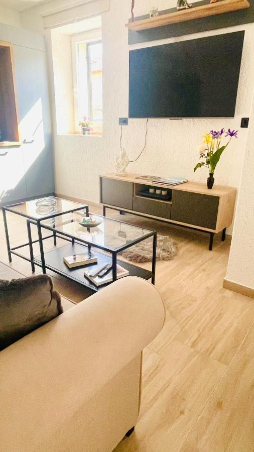Modern Apartment With Fireplace & Stylish Kitchen Kanfanar Bagian luar foto